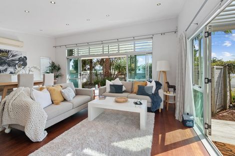 Photo of property in 2/2 Salem Place, Torbay, Auckland, 0630