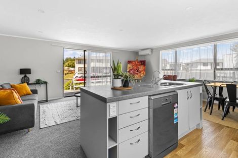 Photo of property in 12 Winstone Place, Highlands Park, New Plymouth, 4312