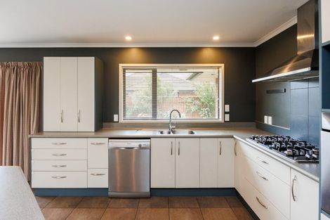 Photo of property in 12 Johnstone Drive, Fitzherbert, Palmerston North, 4410