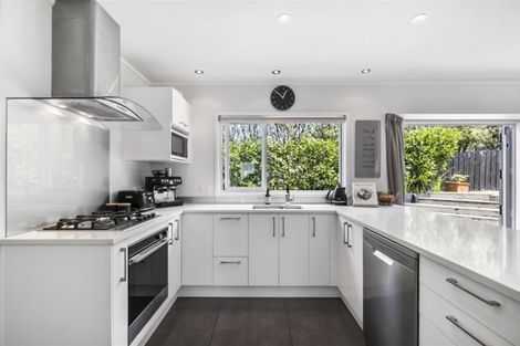 Photo of property in 2/6 Strabo Place, Windsor Park, Auckland, 0632