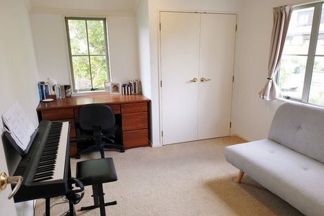 Photo of property in 15 Cayman Place, Unsworth Heights, Auckland, 0632