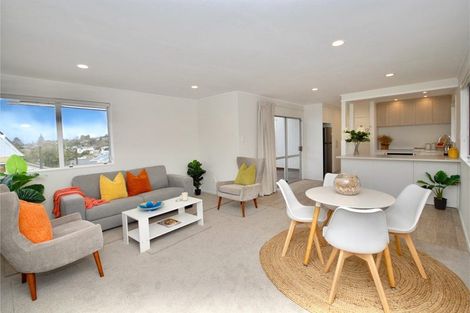 Photo of property in 1/17 Athena Drive, Totara Vale, Auckland, 0629