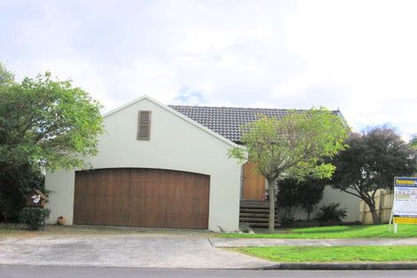 Photo of property in 2/11 Ribbonwood Crescent, Goodwood Heights, Auckland, 2105