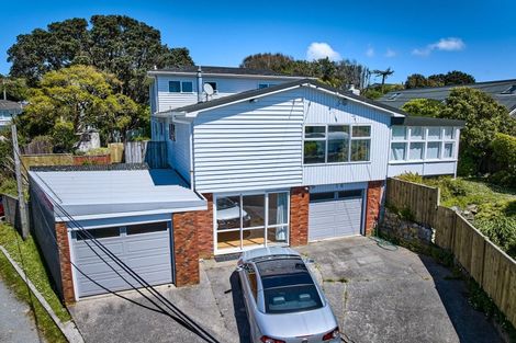Photo of property in 18 Robert Street, Newlands, Wellington, 6037