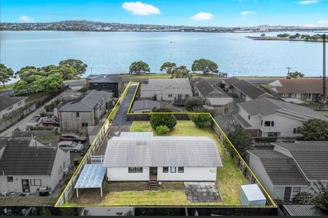 Photo of property in 2/57 Kiwi Esplanade, Mangere Bridge, Auckland, 2022