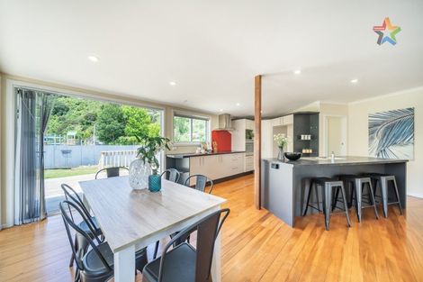 Photo of property in 2 Molloys Road, Te Marua, Upper Hutt, 5018