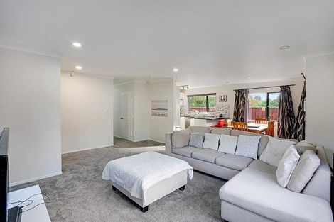 Photo of property in 17 Glenveagh Park Drive, Weymouth, Auckland, 2103