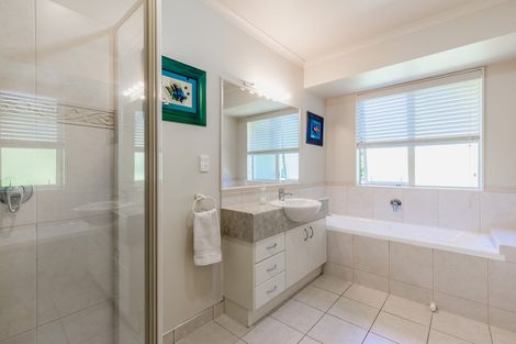 Photo of property in 6 Station Road, Huapai, Kumeu, 0810