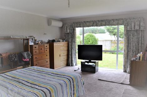 Photo of property in 33 Abby Road, Fitzherbert, Palmerston North, 4410