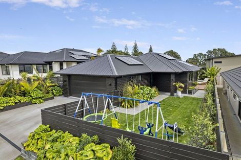 Photo of property in 8 Oakmont Crescent, Waiwhakaiho, New Plymouth, 4312