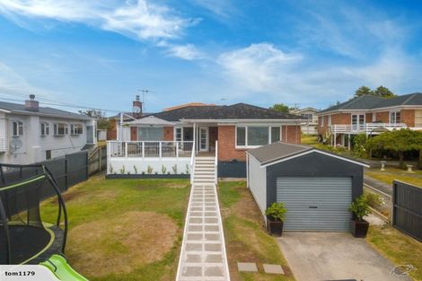 Photo of property in 15 Kokiri Street, Te Atatu South, Auckland, 0610