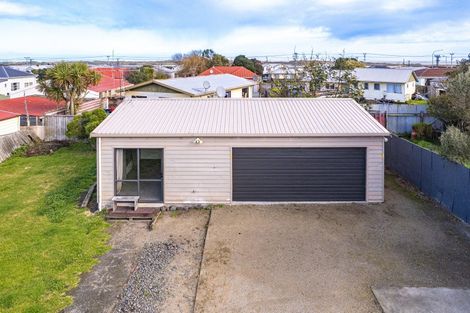 Photo of property in 8 Tongariro Street, Castlecliff, Whanganui, 4501