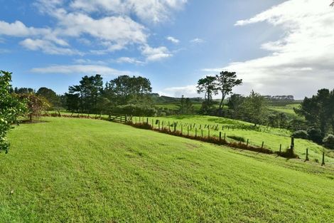 Photo of property in 2442 South Head Road, South Head, Helensville, 0874