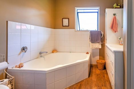 Photo of property in 100d Waverley Place, Whangamata, 3620