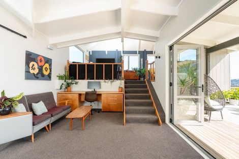 Photo of property in 15 Rangitane Street, Maupuia, Wellington, 6022