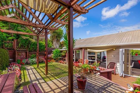 Photo of property in 17 Da Vinci Place, West Harbour, Auckland, 0618