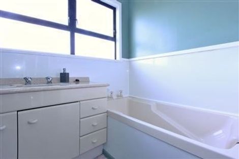 Photo of property in 2 Bancroft Terrace, Newlands, Wellington, 6037