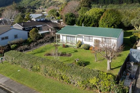 Photo of property in 4 Buckley Grove, Paraparaumu, 5032