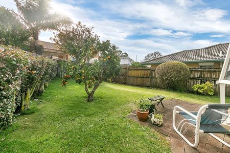 Photo of property in 2/218 Sunnynook Road, Totara Vale, Auckland, 0627