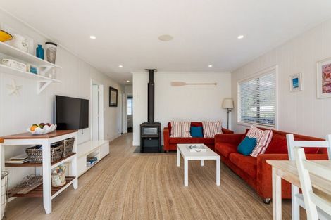 Photo of property in 135 Mayfair Avenue, Whangamata, 3620