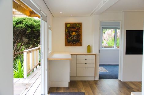 Photo of property in 15 Piha Road, Piha, New Lynn, 0772