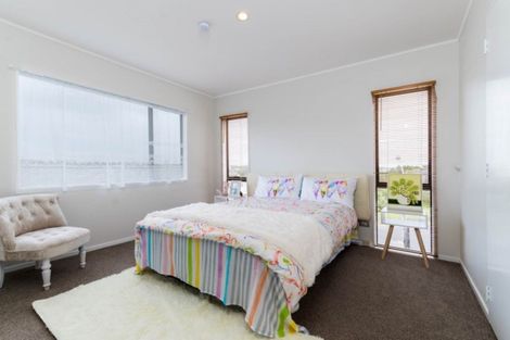Photo of property in 2/1 Heathglen Place, Bayview, Auckland, 0629