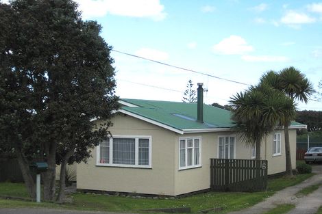 Photo of property in 6 Kowhai Street, Castlecliff, Whanganui, 4501