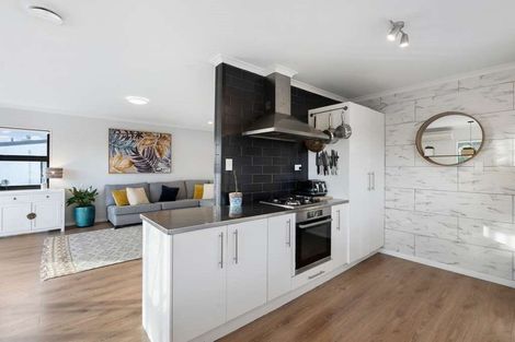 Photo of property in 239 Vipond Road, Stanmore Bay, Whangaparaoa, 0932