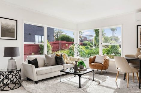 Photo of property in 1/33 Knightsbridge Drive, Forrest Hill, Auckland, 0620