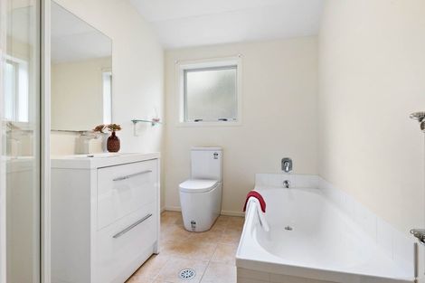 Photo of property in 2/24 Fields Parade, Oteha, Auckland, 0632