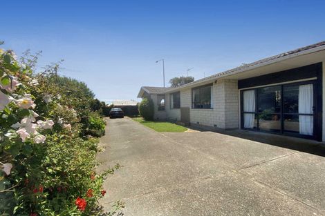 Photo of property in 2/40 Sarabande Avenue, Redwood, Christchurch, 8051