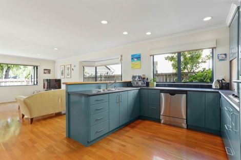 Photo of property in 31 Oakwood Grove, Eastern Beach, Auckland, 2012