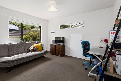 Photo of property in 1b Romney Square, Tawa, Wellington, 5028