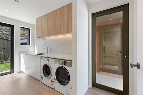 Photo of property in 6 Red Deer Rise, Kelvin Heights, Queenstown, 9300