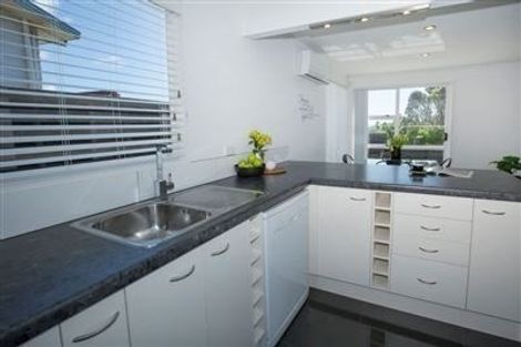 Photo of property in 12a Kingsbridge Place, Newlands, Wellington, 6037