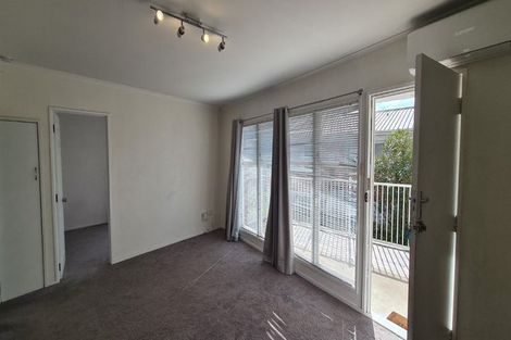 Photo of property in 2/124 Te Atatu Road, Te Atatu South, Auckland, 0610