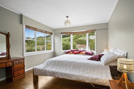 Photo of property in 28 Raroa Terrace, Tawa, Wellington, 5028