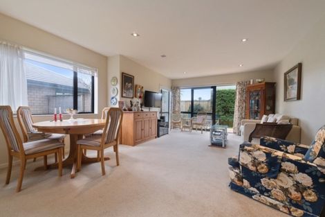 Photo of property in 26 Royalle Mews, Botany Downs, Auckland, 2010