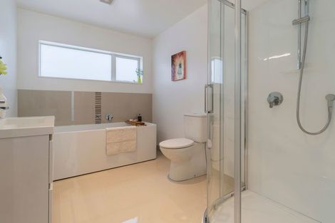 Photo of property in 31a Dawnhaven Drive, Te Atatu Peninsula, Auckland, 0610