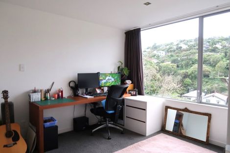 Photo of property in 23 Tiketike Way, Brooklyn, Wellington, 6021