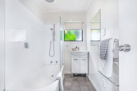 Photo of property in 2/91a Beach Road, Te Atatu Peninsula, Auckland, 0610