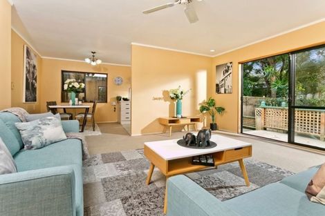 Photo of property in 2/21 Greenvalley Rise, Glenfield, Auckland, 0629