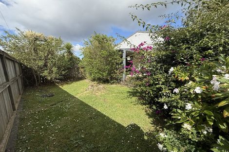 Photo of property in 64 Golf Road, New Lynn, Auckland, 0600