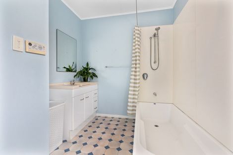 Photo of property in 6 Kauri Street, Merrilands, New Plymouth, 4312