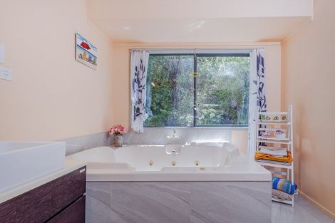 Photo of property in 2 Pohutukawa Grove, Whitianga, 3510