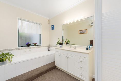 Photo of property in 10 Grevillea Place, Mount Maunganui, 3116