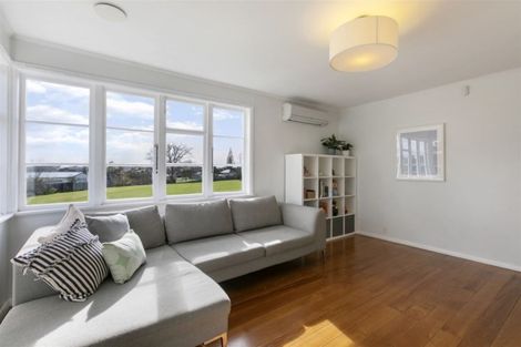 Photo of property in 1/10 Gladfield Lane, Te Atatu Peninsula, Auckland, 0610