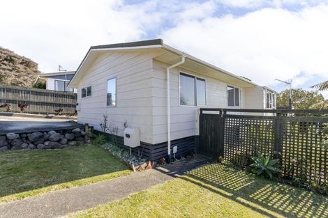 Photo of property in 35 Riversdale Drive, Merrilands, New Plymouth, 4312