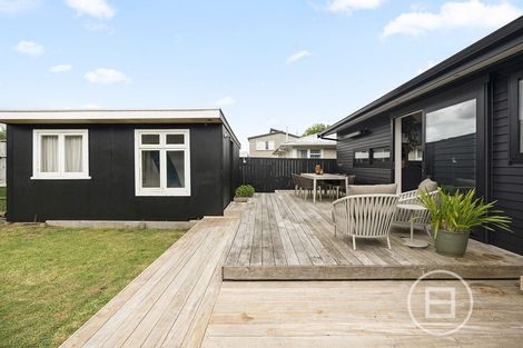 Photo of property in 4 Renata Crescent, Te Atatu Peninsula, Auckland, 0610
