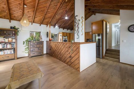 Photo of property in 11 Rika Place, Kawaha Point, Rotorua, 3010